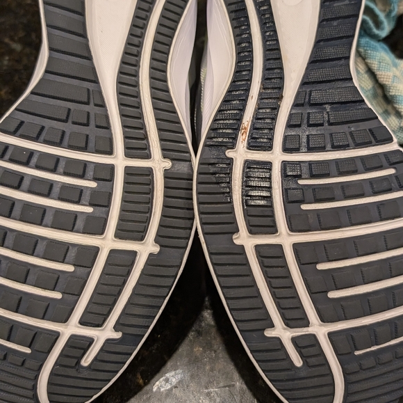 Men's Nike Running Sneaker - Picture 4 of 8